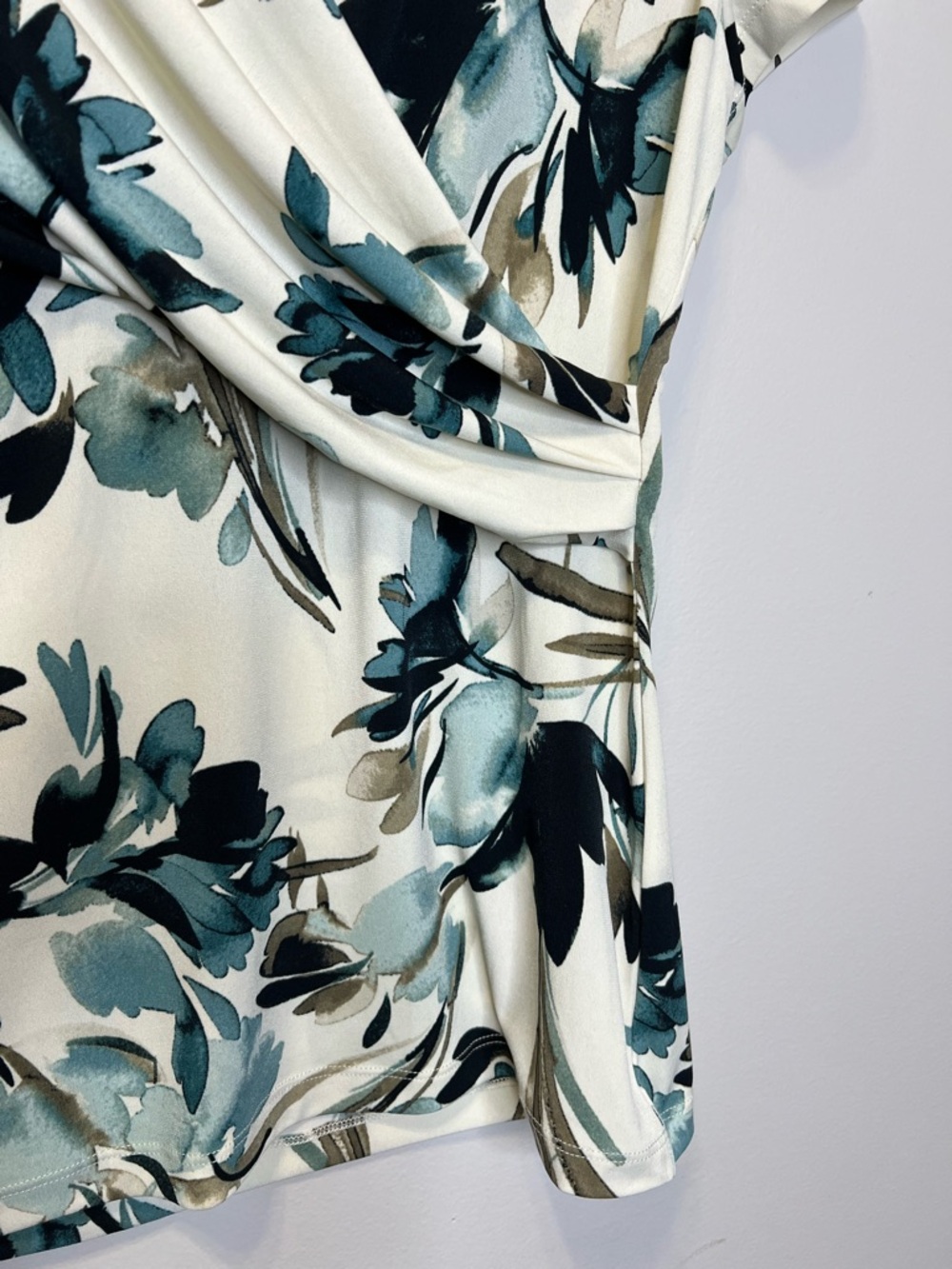 DKNY Watercolor Floral Faux Wrap Short Sleeve Dressy Office Top size Medium - Picture 6 of 9